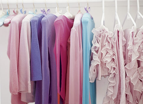 Praktikus rendszerezési ötlet: ruhák szín szerinti csoportosítása