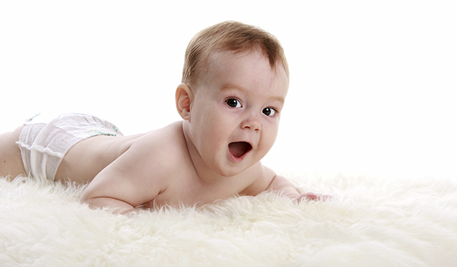 kisbaba hasal a szőnyegen