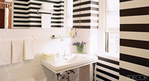 fekete-fehér csíkos tapéta fürdőszobában