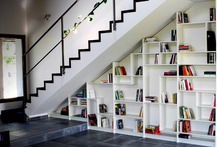 lépcsőfeljáró alatti könyves szekrény