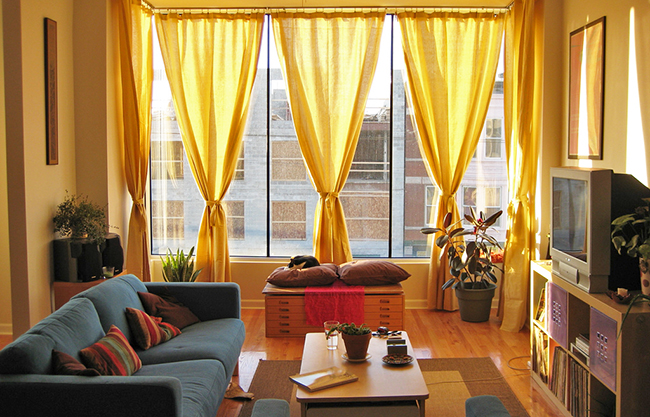 nappali sárga függönnyel 