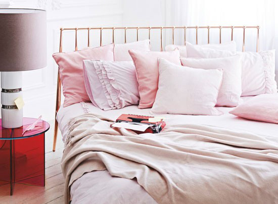 kétszemélyes ágy rózsaszín ágyneművel