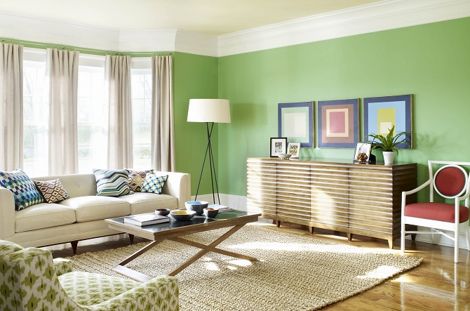 zöld fal, homok szín bútorok