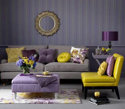 szürke, lila és sárga színek nappaliban
