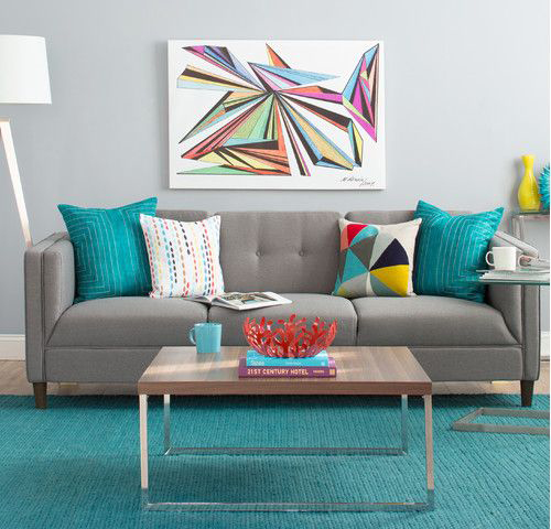 szürke kanapé színes párnákkal