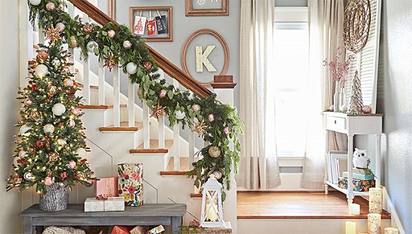 Lépcsőfeljáró karácsonyi dekoráció