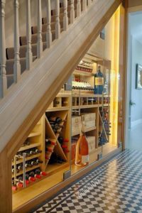 Bor tárolása a lépcső alatt modern designnal